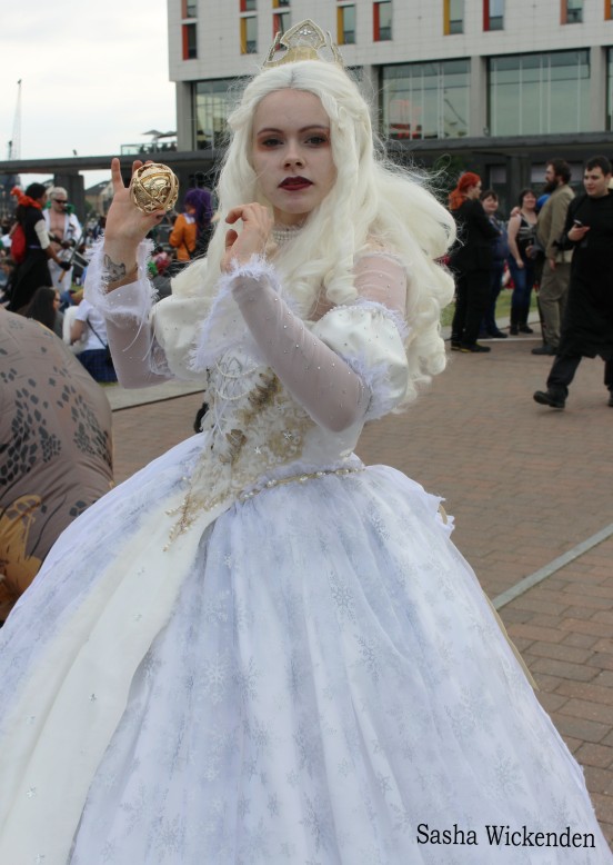 White Queen cosplayer